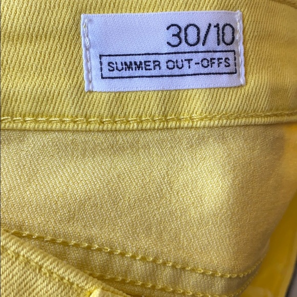 ✨BRAND NEW✨ GAP 1969 NEON YELLOW LOW RISE DENIM SHORTS FOR SUMMER - Picture 6 of 10